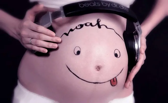 Diễm Hương hồn nhiên khoe bụng bầu vẽ mặt hài hước