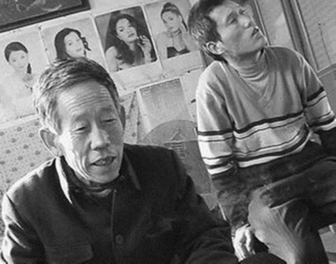 Từ Đông Chấn (phải) trở về nhà sau bốn lần bị tuyên án tử - Ảnh: Tân Lãng báo