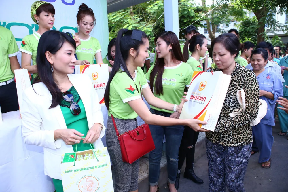 Nghệ sĩ Việt hết lòng vì bệnh nhân nghèo ảnh 4