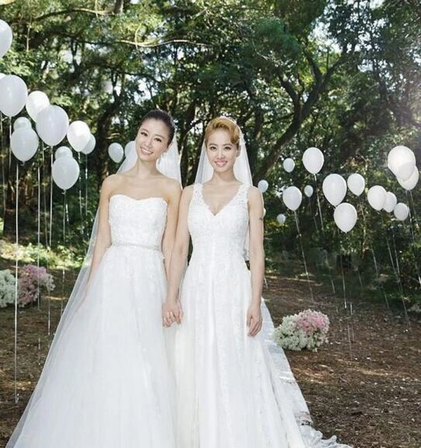 Lâm Tâm Như và Thái Y Lâm mặc váy cưới trong MV.