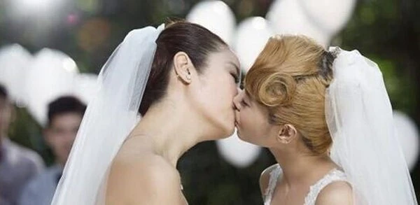 Và trao nhau nụ hôn đắm đuối.