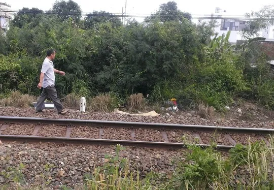 Phát hiện xác người đàn ông nằm sát đường tàu lửa