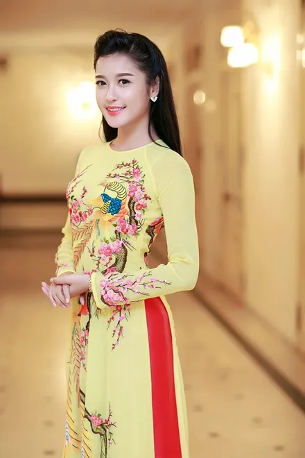 Huyền My đọ sắc với Ngọc Hân trong tà áo dài ảnh 5 Huyền My đọ sắc với Ngọc Hân trong tà áo dài ảnh 5