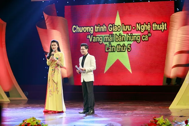 Huyền My đọ sắc với Ngọc Hân trong tà áo dài ảnh 7