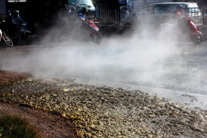 Hóa chất đổ xuống đường bốc khói ngùn ngụt - Ảnh: Hải Hiếu