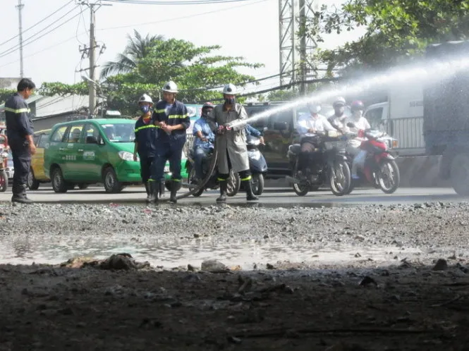 Lực lượng chức năng phun nước rửa hóa chất - Ảnh: Hải Hiếu