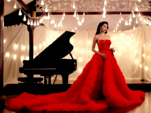 Công Vinh - Thủy Tiên hôn nhau say đắm trước ngày cưới