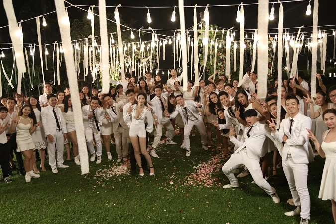 Công Vinh - Thủy Tiên hôn nhau say đắm trước ngày cưới