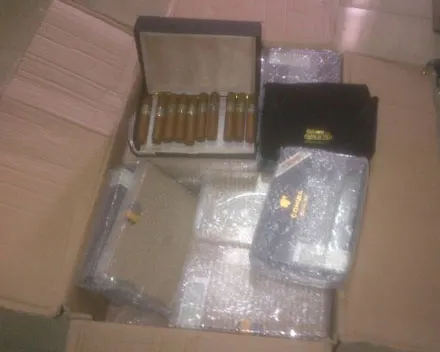 Đội QLTT số 1 tiến hành bắt giữ hơn 500 điếu xì gà nhập lậu.