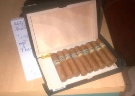 Đội QLTT số 1 tiến hành bắt giữ hơn 500 điếu xì gà nhập lậu.