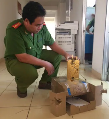 Triệt phá đường dây buôn lậu đồng hồ trị giá hàng tỉ đồng ảnh 1 Thiết bị máy lắp đồng hồ quả lắc nghi nhập lậu được phát hiện.