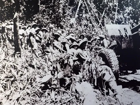 Kéo pháo vào trận địa trong Chiến dịch Điện Biên Phủ năm 1954