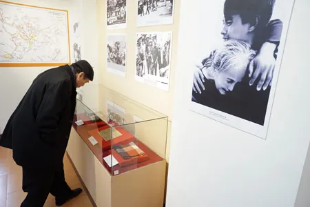 Một cựu binh về thăm triển lãm tại Bảo tàng Lịch sử quân sự Việt Nam