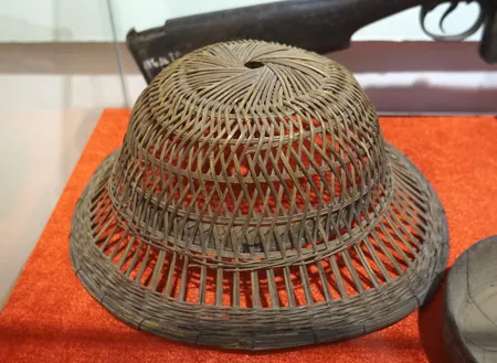 Một cựu binh về thăm triển lãm tại Bảo tàng Lịch sử quân sự Việt Nam