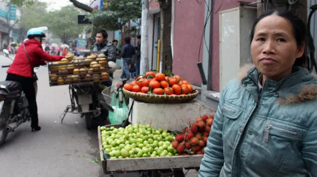 Dừng xe mua hàng rong trên đường sẽ bị phạt - Ảnh: Việt Dũng (chụp trên phố Đội Cấn, Hà Nội) Dừng xe mua hàng rong trên đường sẽ bị phạt - Ảnh: Việt Dũng (chụp trên phố Đội Cấn, Hà Nội)