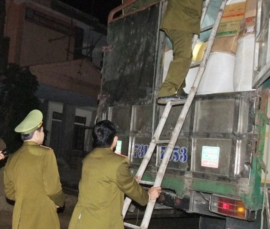 Xe tải chở hàng lậu bị lực lượng CSGT bắt giữ. Ảnh Công an Hà Tĩnh cung cấp