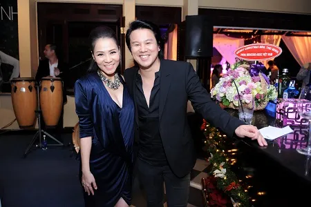 Ca sĩ Trang Pháp diện trang phục năng động đến dự tiệc Giáng sinh.