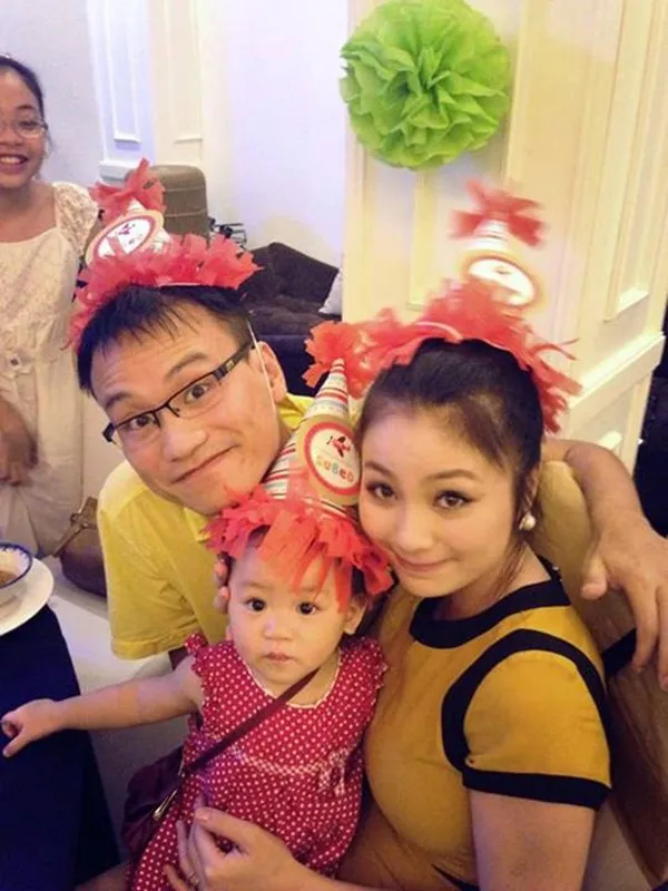 Diễm Hương là một diễn viên điện ảnh được khán giả yêu thích thông qua các vai diễn trong bộ phim:Cầu vồng tình yêu, con đường hạnh phúc.Tuy nhiên, Diễm Hương đã bỏ hết công việc trong showbiz để cưới một người chồng không phải đại gia. Anh làm công việc báo chí, sau chuyển sang làm truyền thông. Hiện tại, Diễm Hương dành hết thời gian để chăm sóc gia đình nhỏ của cô. Những sao Việt lấy chồng làm công việc bình dị