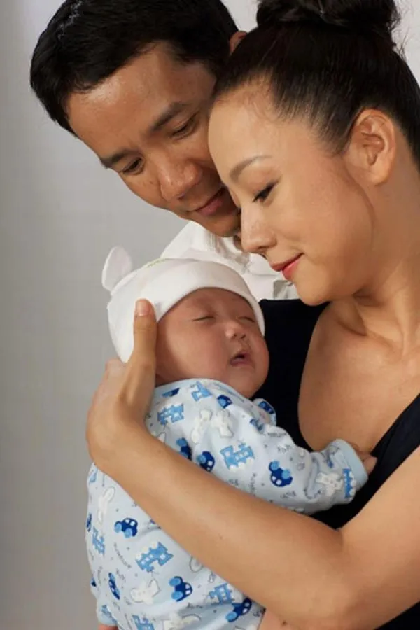 Mỹ Duyên là một trong những ngôi sao đình đám một thời của showbiz Việt. Tuy sở hữu nhan sắc vượt trội nhưng Mỹ Duyên lại quyết định cưới một anh chàng Việt kiều có công việc và thu nhập bình thường. Cô cho biết, chồng đi làm thuê và lĩnh lương hàng tháng. Điều khiến cô yêu thương đức lang quân của mình là bởi sự chu đáo, chín chắn trong suy nghĩ của anh. Những sao Việt lấy chồng làm công việc bình dị