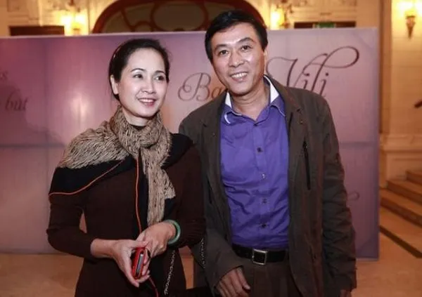 Cặp đôi nghệ sĩ Lan Hương, Đỗ Kỷ là một trong những diễn viên gạo cội của màn ảnh Việt. Cả hai được rất nhiều khán giả ngưỡng mộ bởi tình yêu chân thành. Hai vợ chồng nghệ sĩ Lan Hương, Đỗ Kỷ đều xuất thân từ gia đình công chức bình thường nên khi lấy nhau cuộc sống càng gặp rất nhiều khó khăn, thiếu thốn đủ bề. Tuy nhiên, cả hai luôn bằng lòng với cuộc sống hiện tại. Những sao Việt lấy chồng làm công việc bình dị