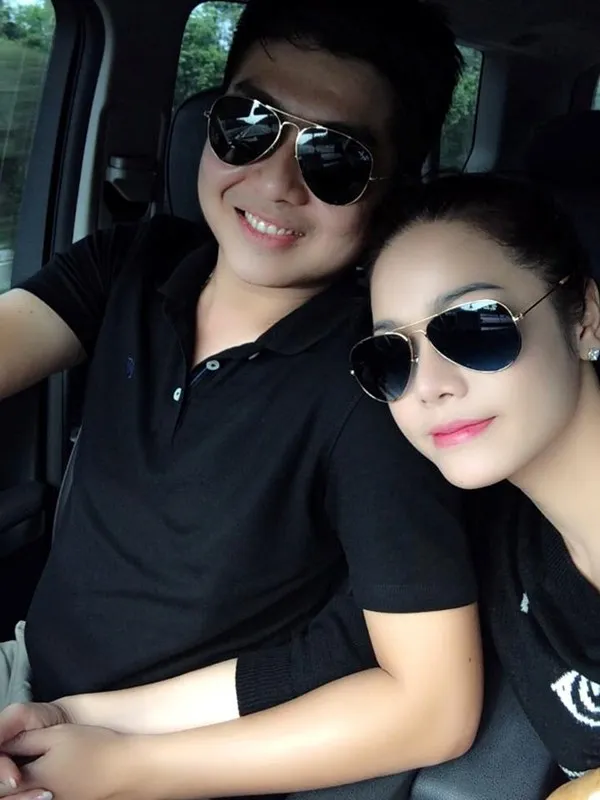 Quen nhau gần 1 năm trở lại đây, Nhật Kim Anh mới chính thức nhận lời cầu hôn của người yêu. Vừa qua cả hai đã tổ chức lễ cưới tại một nhà thờ trong khu vực TP.HCM. Chồng của Nhật Kim Anh tên thật là Ngô Nguyễn Phúc Bửu Lộc, là một nhân viên ngân hàng ở Cần Thơ. Ngoài công việc ở ngân hàng, anh còn tham gia công việc kinh doanh của gia đình. Những sao Việt lấy chồng làm công việc bình dị