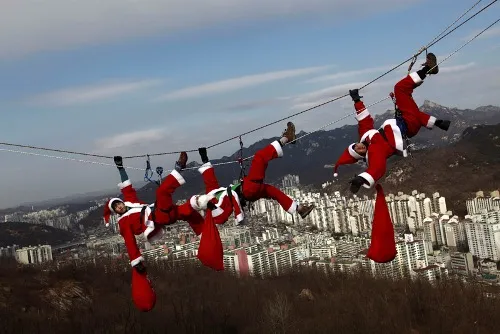 Nhóm các ông già Noel leo dây qua các ngọn núi ở Ansan, Seoul, Hàn Quốc. Ảnh:EFE. 26-pa-0002260319-1503-1419300871.jpg