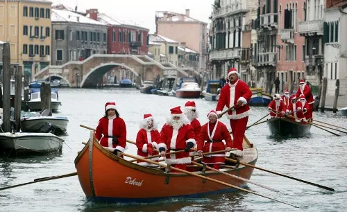 Những ông già Noel cùng nhau chèo thuyền trên các kênh đào của thành phố Venice, Italy. Ảnh:Reuters. 4-Venice-7599-1419246162.jpg