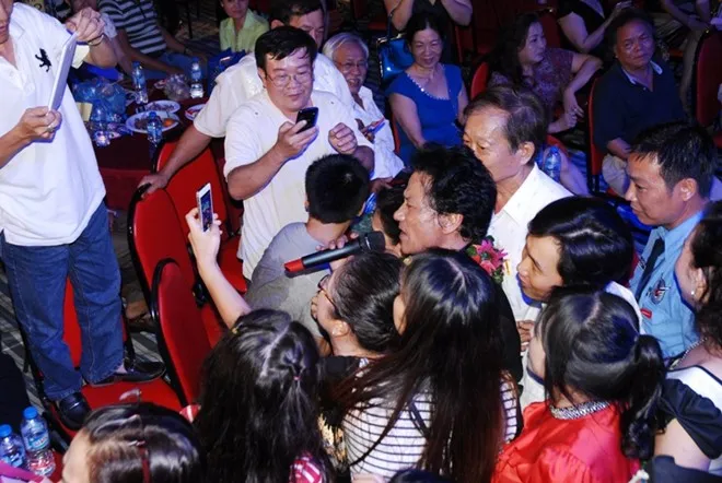 Chế Linh quỳ gối trước người hâm mộ ảnh 4 Mặc dù không còn trẻ để vùng vẫy với âm nhạc nhưng trước tình yêu mến của khán giả miền Tây, Chế Linh ở lại đến 12h đêm để tâm tình với người hâm mộ bằng những ca khúc ghi dấu tên tuổi của mình.