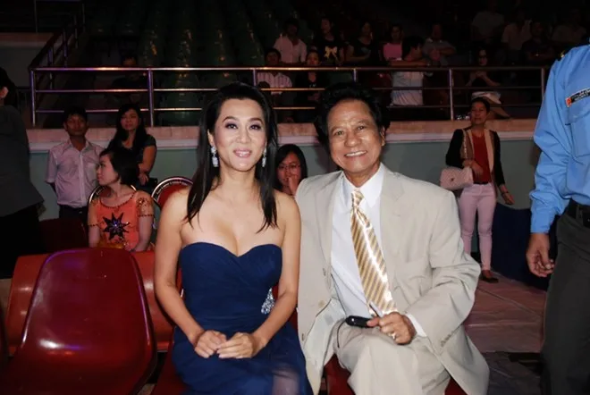 Chế Linh quỳ gối trước người hâm mộ ảnh 12 3