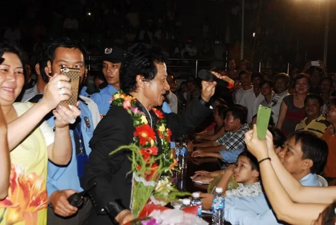 Chế Linh quỳ gối trước người hâm mộ ảnh 3 Mọi người vây quanh giọng ca Thói đời vì ngưỡng mộ giọng hát không tuổi của ông và vì muốn được chiêm ngưỡng danh ca đình đám một thời.