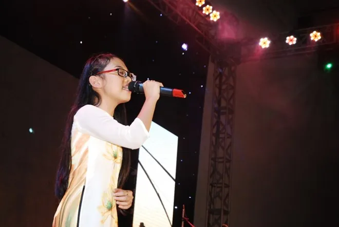 Chế Linh quỳ gối trước người hâm mộ ảnh 8 1