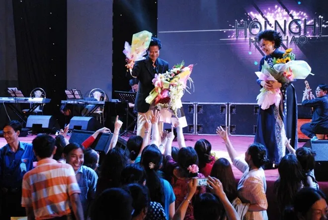 Chế Linh quỳ gối trước người hâm mộ ảnh 1 Thời gian qua, Chế Linh về nước bắt đầu tour diễn tại các tỉnh miền Nam. Tối 22/12, nam danh ca hải ngoại cùng nhiều ca sĩ khác đã có một đêm diễn không thể nào quên trong sự nghiệp ca hát.