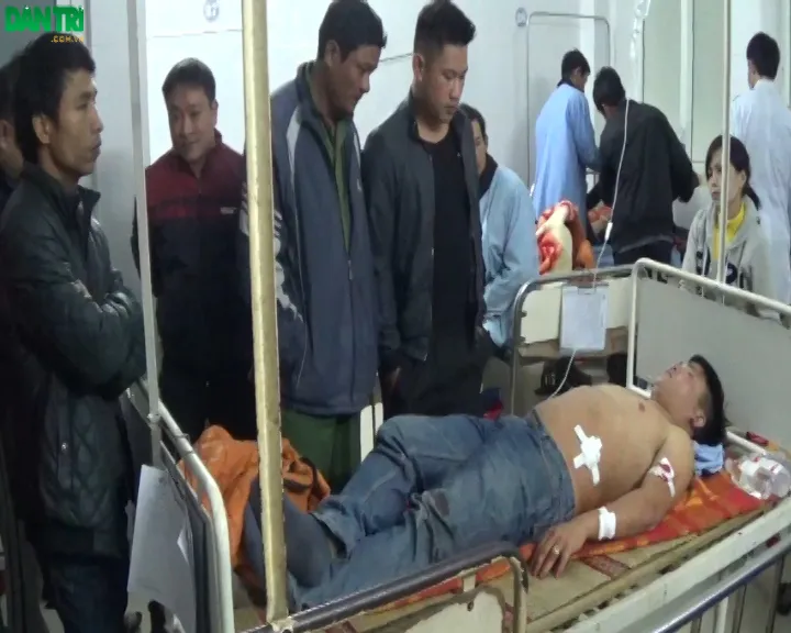 Anh Thành đang được cấp cứu tại BVĐK Nghệ An.