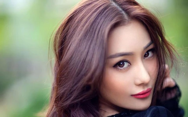 Trương Hinh Dư là điển hình thành công khi chuyển từ người mẫu sang làm diễn viên. Bắt đầu với một vai trong bộ phim điện ảnh Phi thành vật nhiễu 2 (2009) đóng cùng Thư Kỳ, mỹ nhân sinh năm 1987 nhanh chóng trở thành cái tên được nhiều đạo diễn chú ý. 