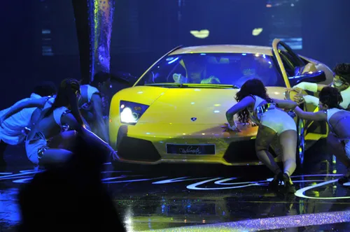 Hồ Ngọc Hà mang siêu xe lên sân khấu - ảnh 2 Hình ảnh Hồ Ngọc Hà mang siêu xe lên sân khấu số 2