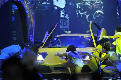 Hồ Ngọc Hà mang siêu xe lên sân khấu - ảnh 3 Hình ảnh Hồ Ngọc Hà mang siêu xe lên sân khấu số 3