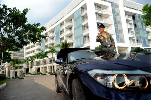 Không chỉ thế, Ngọc Sơn còn khoe trước báo giới chiếc BMW mui trần hai cửa của mình. Chiếc xe này được cho có giá cũng tầm 5 tỷ.1 Không chỉ thế, Ngọc Sơn còn khoe trước báo giới chiếc BMW mui trần hai cửa của mình. Chiếc xe này được cho có giá cũng tầm 5 tỷ.