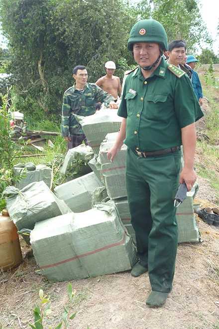 Đại uý Lê Trọng Tình bên số tang vật vừa bắt giữ.