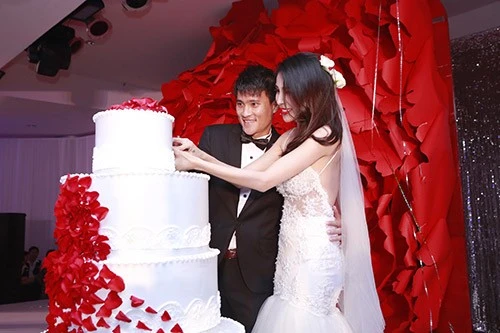 Công Vinh hôn Thủy Tiên trong lễ thành hôn