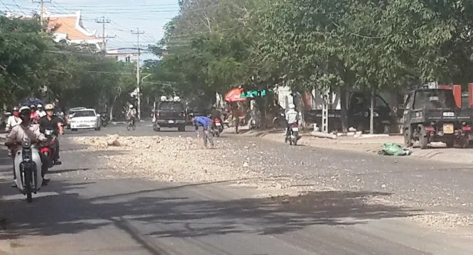 Người dân đã giúp tài xế dọn dẹp lượng đá lớn đổ trên mặt đường ẢNH: NG.NAM Người dân đã giúp tài xế dọn dẹp lượng đá lớn đổ trên mặt đường ẢNH: NG.NAM