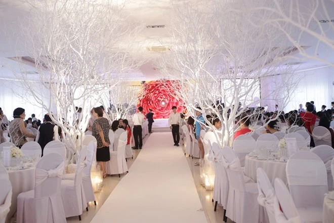 Công Vinh hôn Thủy Tiên trong lễ thành hôn