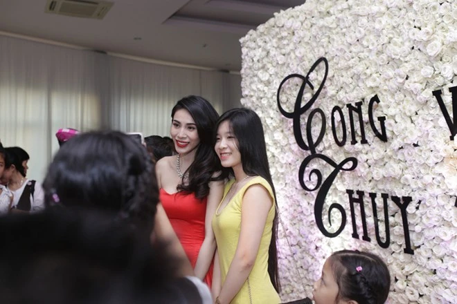 Công Vinh hôn Thủy Tiên trong lễ thành hôn