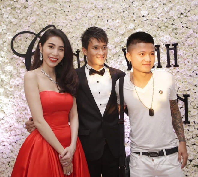 Công Vinh hôn Thủy Tiên trong lễ thành hôn