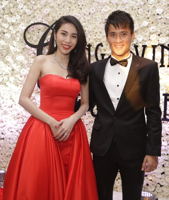 Công Vinh hôn Thủy Tiên trong lễ thành hôn