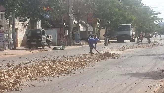 Sau khi bị đổ đá, tài xế dừng xe lại mượn chổi quét dọn Sau khi bị đổ đá, tài xế dừng xe lại mượn chổi quét dọn