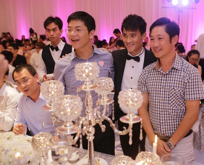 Công Vinh hôn Thủy Tiên trong lễ thành hôn