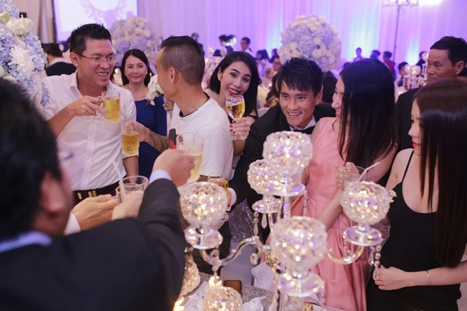 Công Vinh hôn Thủy Tiên trong lễ thành hôn