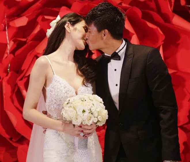 Công Vinh hôn Thủy Tiên trong lễ thành hôn