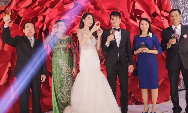 Công Vinh hôn Thủy Tiên trong lễ thành hôn