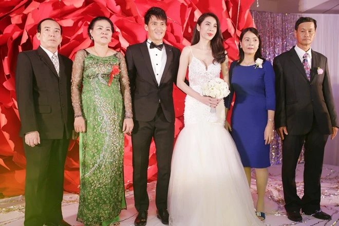 Công Vinh hôn Thủy Tiên trong lễ thành hôn